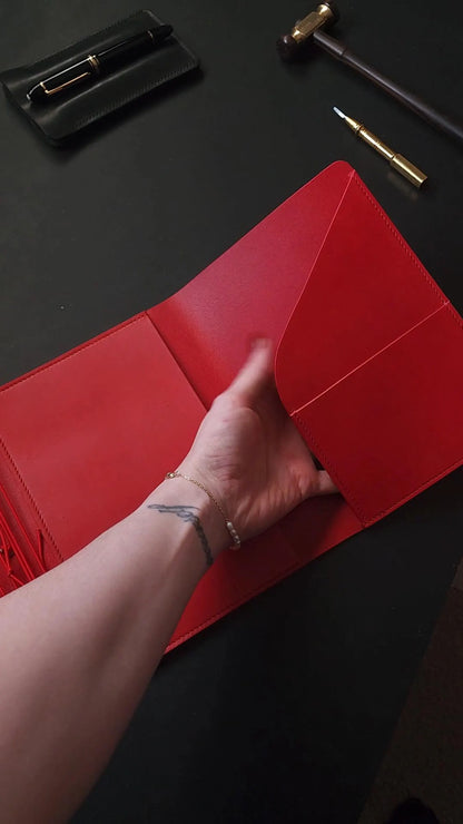 Trifold with full back pocket, secretarial pocket + small pocket