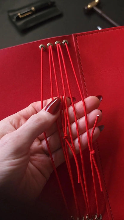 Trifold with full back pocket, secretarial pocket + small pocket