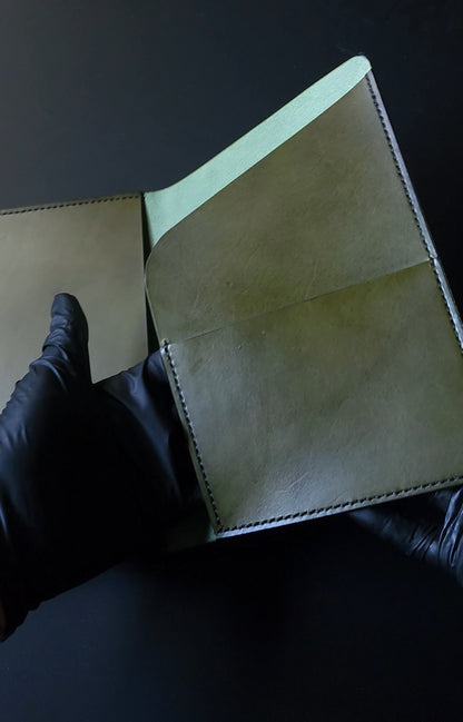 Trifold with full back pocket, secretarial pocket + small pocket