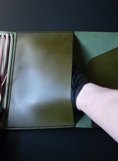 Trifold with full back pocket, secretarial pocket + small pocket