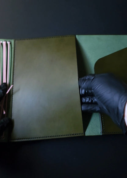 Trifold with full back pocket, secretarial pocket + small pocket